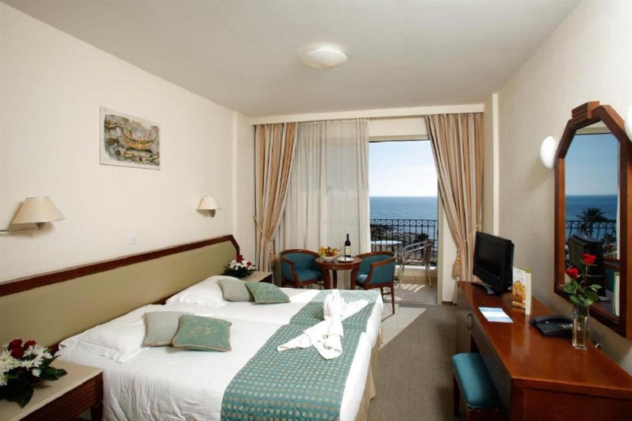 Aquamare Beach Hotel & Spa Paphos Exterior foto